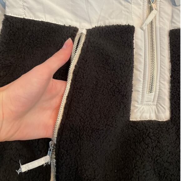 FASHION CLOTHING Women's Faux Shearling & Nylon Vest Large Black/White NEW - Picture 4 of 8